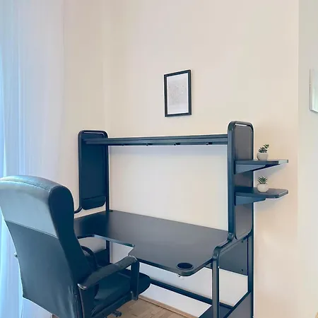 Spacious 3-bedroom With Balcony & Free Parking Appartement *