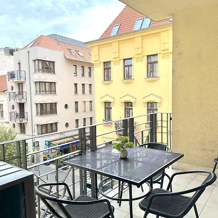 Spacious 3-bedroom With Balcony & Free Parking Lejlighed Budapest