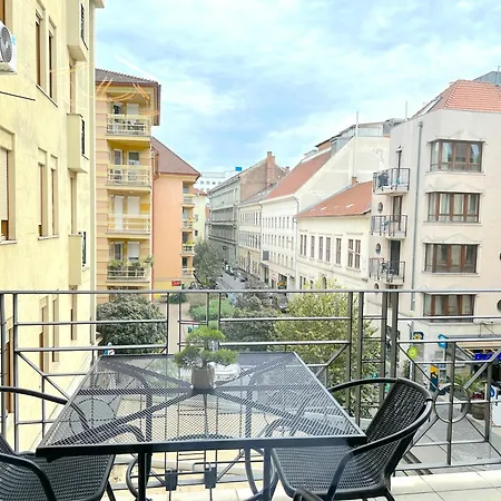Lejlighed Spacious 3-bedroom With Balcony & Free Parking *