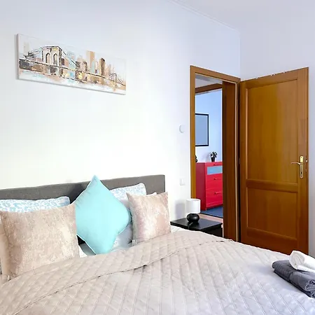 Spacious 3-bedroom With Balcony & Free Parking Lejlighed *