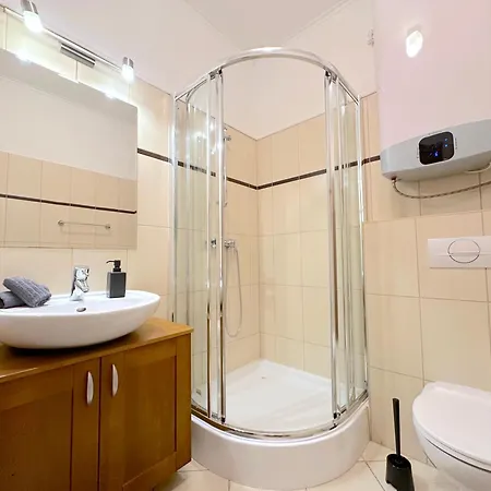 Spacious 3-bedroom With Balcony & Free Parking