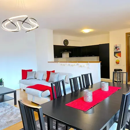 Apartament Spacious 3-bedroom With Balcony & Free Parking