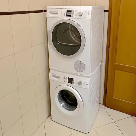 アパート Spacious 3-bedroom With Balcony & Free Parking *