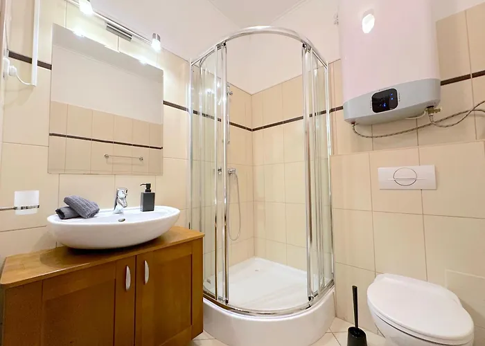 Spacious 3-bedroom With Balcony & Free Parking
