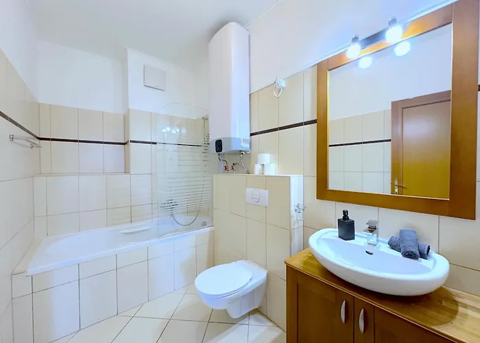 Spacious 3-bedroom With Balcony & Free Parking Apartament