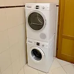 Διαμέρισμα Spacious 3-bedroom With Balcony & Free Parking *