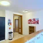 Διαμέρισμα Spacious 3-bedroom With Balcony & Free Parking
