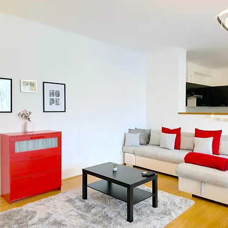 Spacious 3-bedroom With Balcony & Free Parking Lägenhet