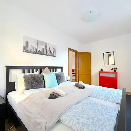 Lägenhet Spacious 3-bedroom With Balcony & Free Parking *