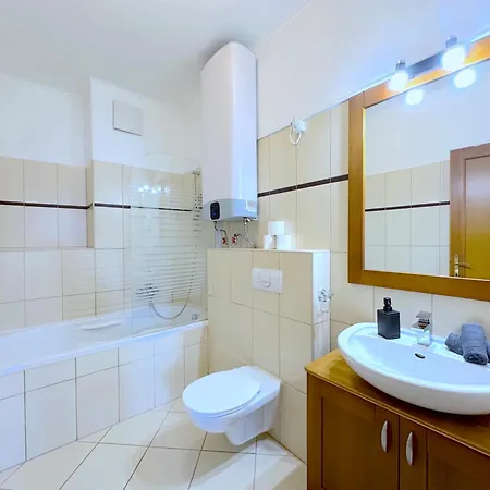 Spacious 3-bedroom With Balcony & Free Parking Apartamento