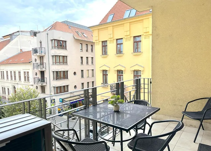 Spacious 3-bedroom With Balcony & Free Parking Lägenhet Budapest