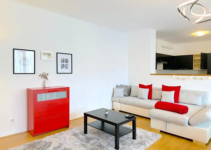 Spacious 3-bedroom With Balcony & Free Parking Lägenhet