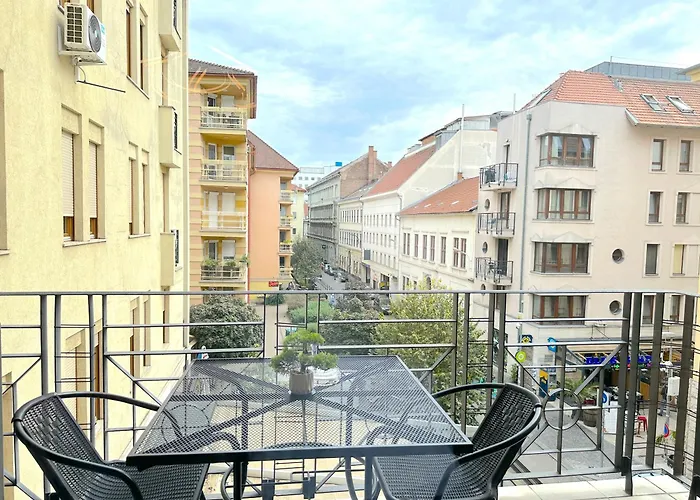 Lägenhet Spacious 3-bedroom With Balcony & Free Parking *