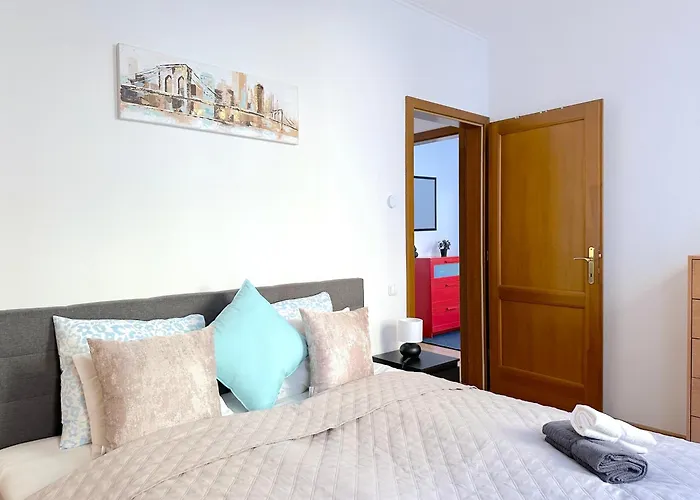 Spacious 3-bedroom With Balcony & Free Parking Lägenhet *