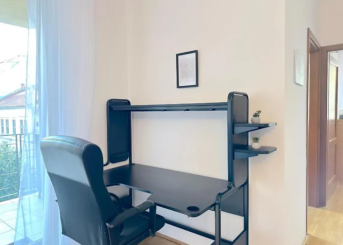 Spacious 3-bedroom With Balcony & Free Parking Lägenhet *
