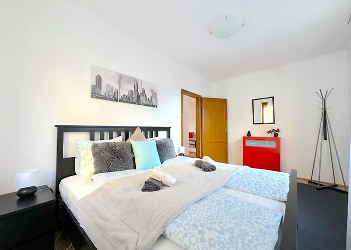 Lägenhet Spacious 3-bedroom With Balcony & Free Parking *
