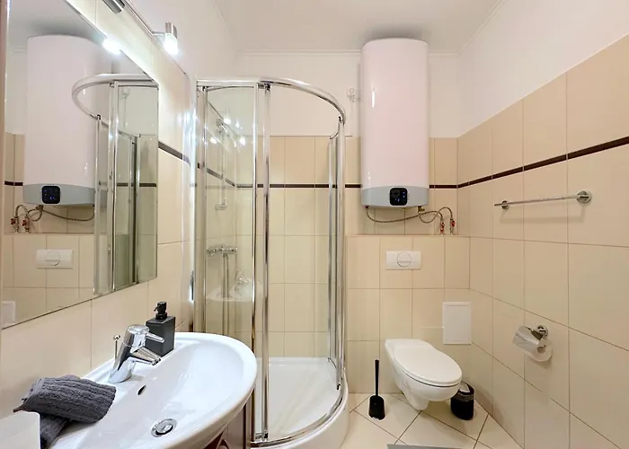 Lägenhet Spacious 3-bedroom With Balcony & Free Parking