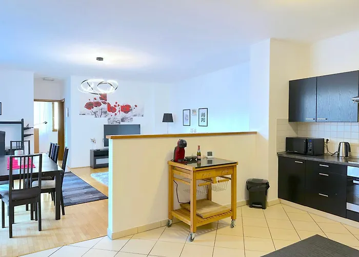 Spacious 3-bedroom With Balcony & Free Parking Lägenhet *